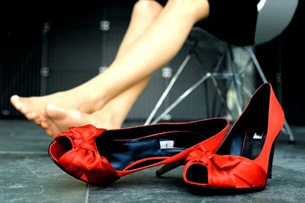 Avoiding high-heeled shoes to prevent varicose veins